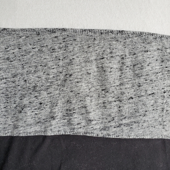 Old Navy Colourblock Crewneck Tshirt - Picture 4 of 5